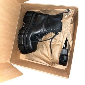 New rock tower boots with razor detail